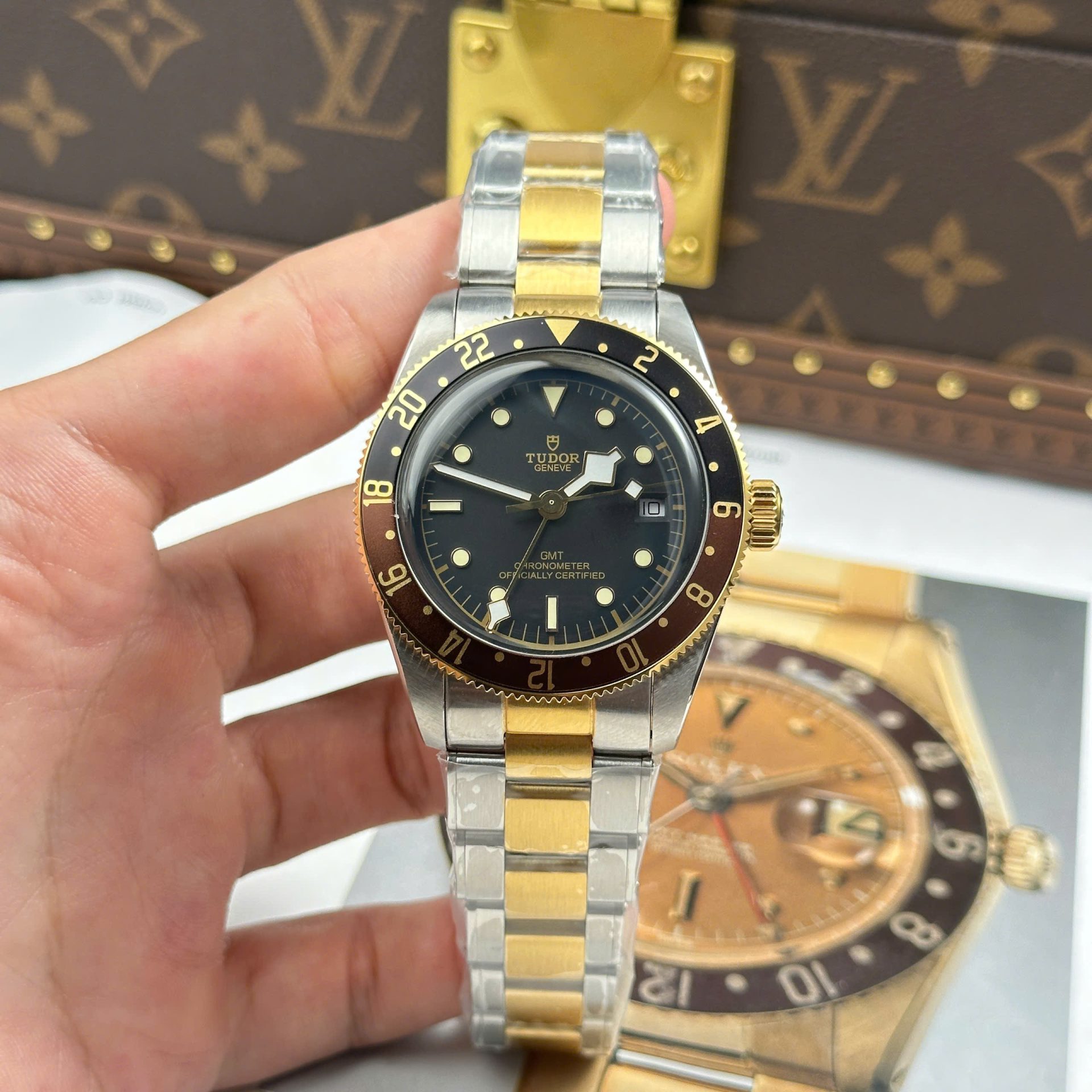 Dong-Ho-Tudor-Replica-11-Black-Bay-GMT-SG-M79833MN-Mat-Den-Day-Kim-Loai-Xuong-ZF-41mm-12.jpg Tudor Replica Watches Black Bay GMT S&G M79833MN Black Dial Metal Strap ZF Factory 41mm - Image 1