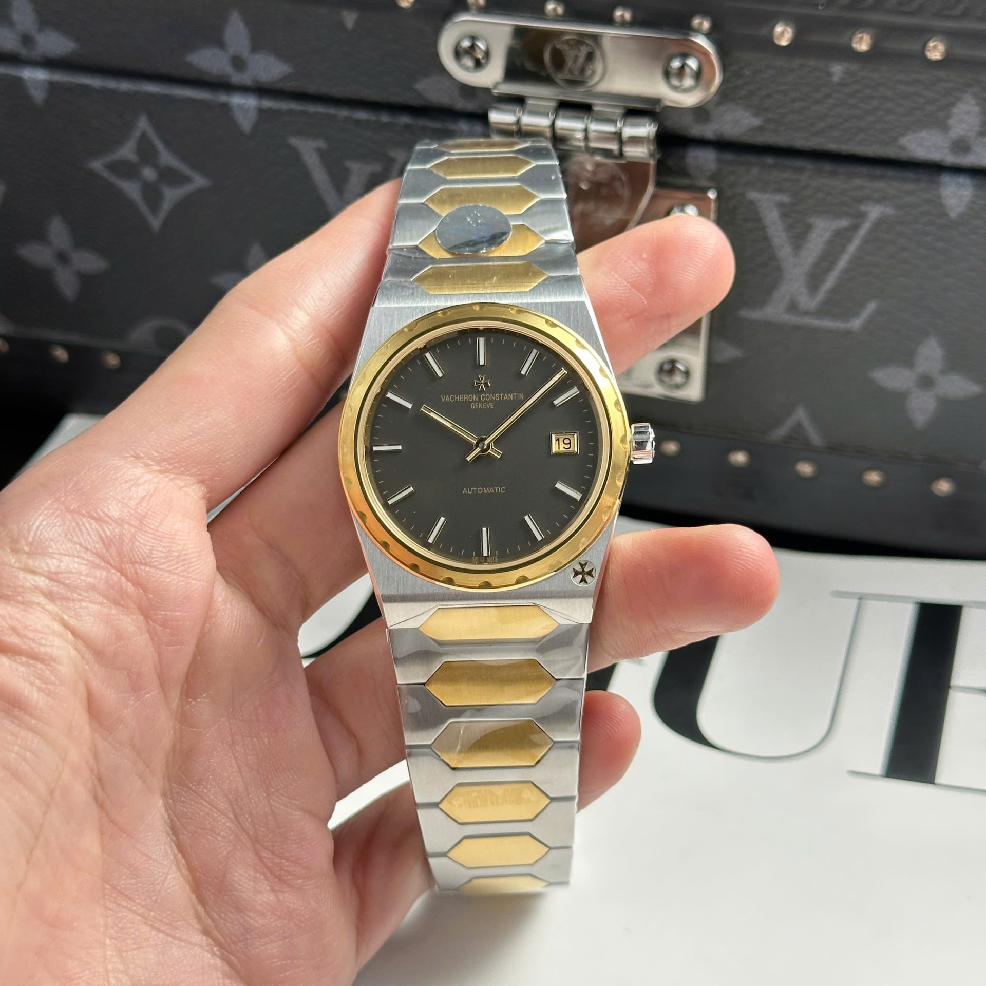 Dong-Ho-Vacheron-Constantin-Historiques-222-Fake-11-Demi-Vang-Day-Kim-Loai-8F-37mm-5.jpg Vacheron Constantin Copies Watches Historiques 222 Yellow Demi 8F Factory 37mm - Image 1