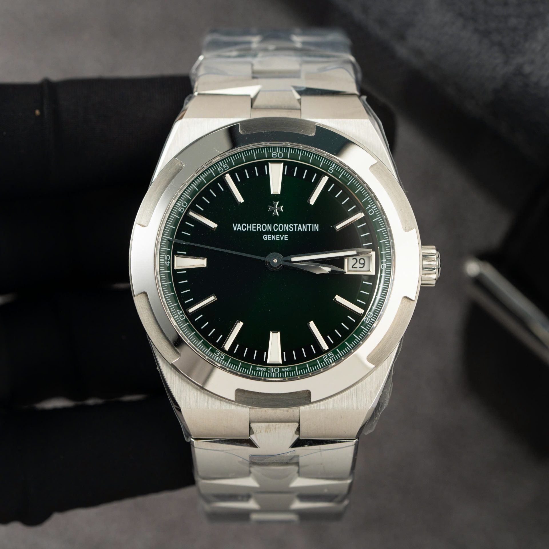Dong-Ho-Vacheron-Constantin-Overseas-4500V-Replica-1-1-Mat-Xanh-La-Cay-Nha-May-PPF-41mm-11.jpg Vacheron Constantin Overseas 4500V Replica Watch Green Dial PPF Factory 41mm - Image 1