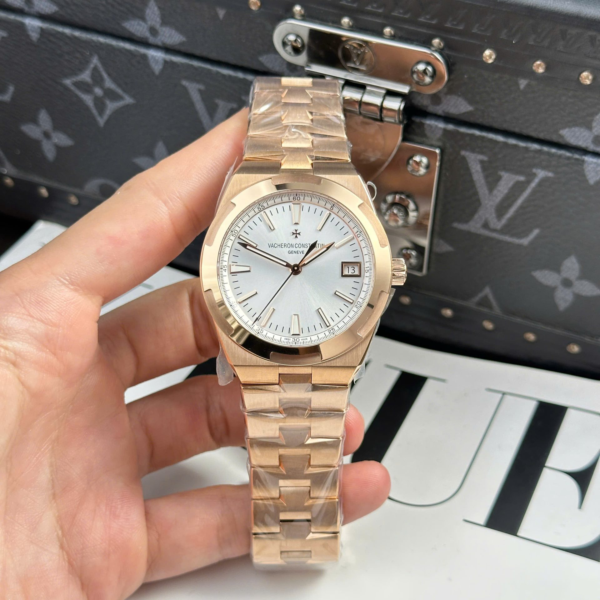 Dong-Ho-Vacheron-Constantin-Overseas-4500V-Replica-11-Ma-Vang-Hong-Mat-Trang-41mm-2.jpg Vacheron Constantin Overseas 4500V Rose Gold Copies Watch White Dial 41mm - Image 1