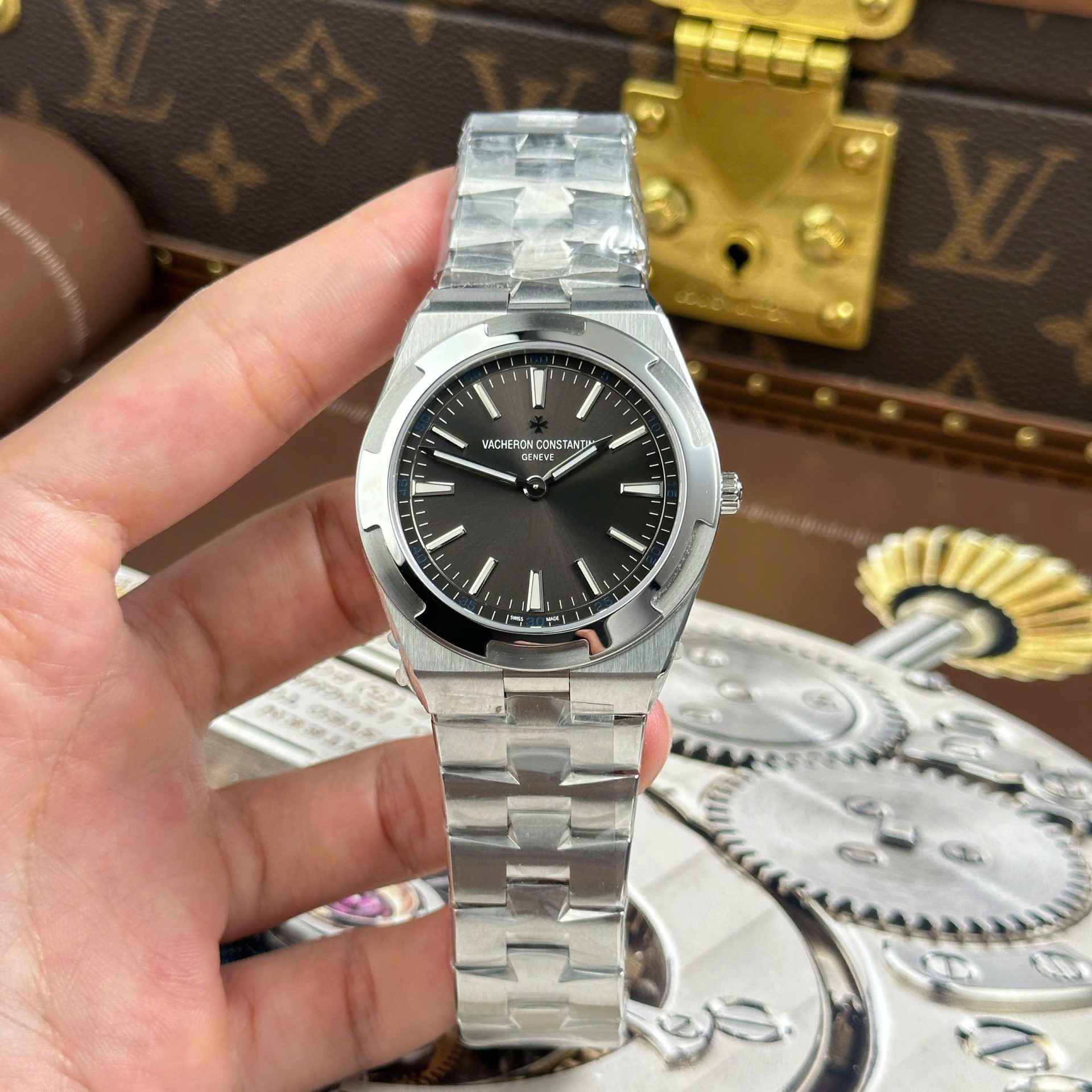 Dong-Ho-Vacheron-Constantin-Overseas-Ultra-Thin-2000V-Replica-11-Mat-Xam-May-Co-Thuy-Sy-Xuong-8F-40mm-1.jpg Vacheron Constantin Overseas Ultra-Thin 2000V Replica Watches Gray Dial Automatic Movement 8F Factory 40mm - Image 1