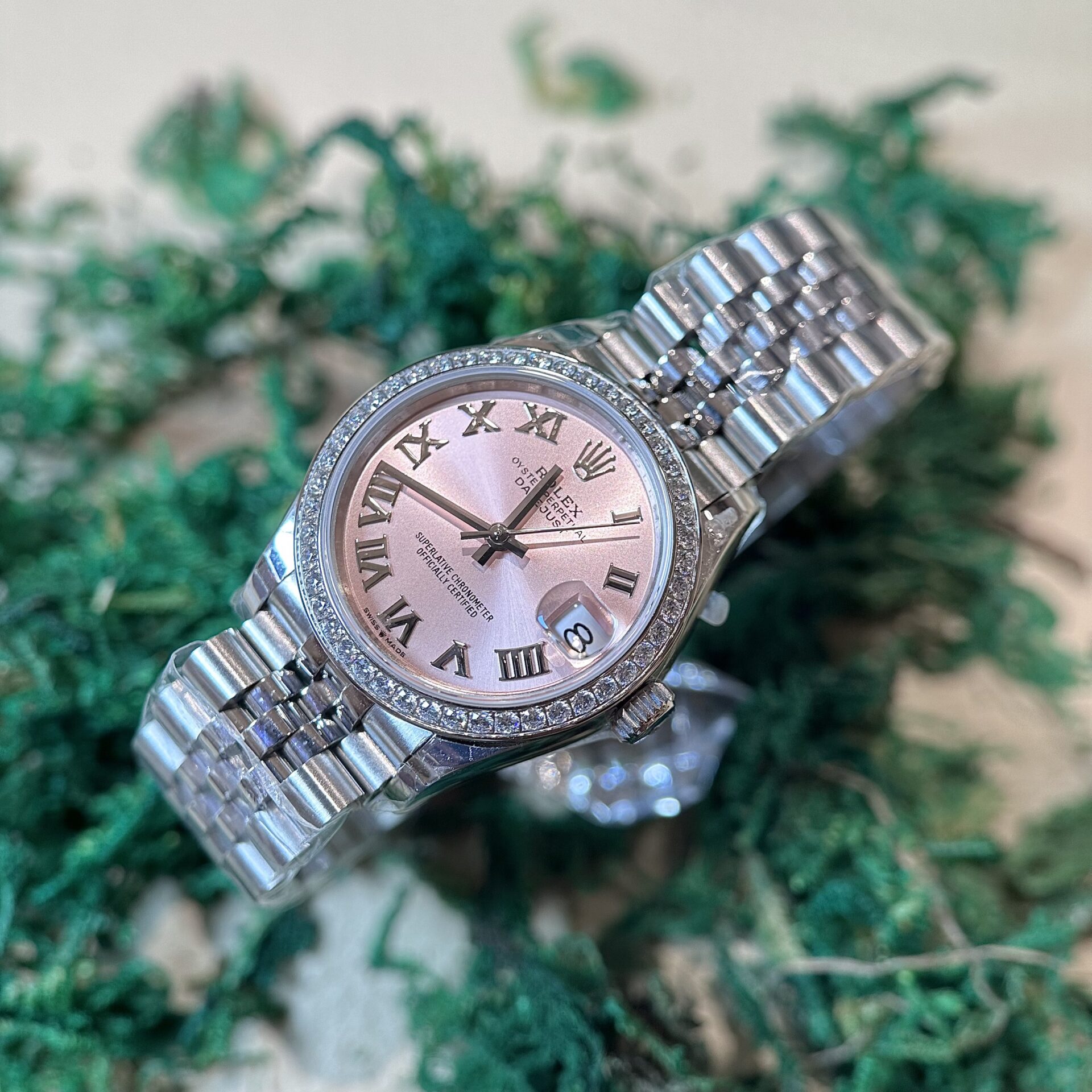 z4572701058804_a72e50beef30247adbf2b77314bc5f20.jpg Rolex DateJust Replica Watch With Diamonds Pink Dial EW 31mm - Image 1