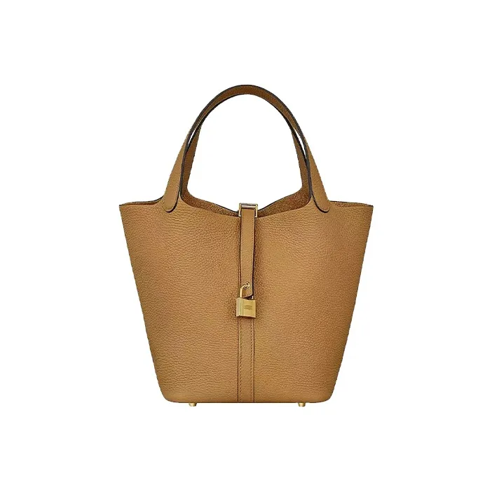 011d1fde565a43c8af63266b2b836b6c.webp Hermès Picotin Lock 22 – Biscuit Color - Image 1