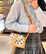 Envelope Wearable Wallet M83346 - Image 9