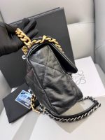 THE CHANEL 19 - Image 3