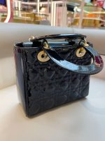 Lady Dior 中号手袋 – 亮黑色漆皮小牛皮 - Image 5