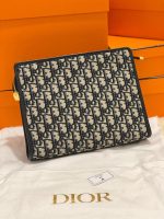 30 Montaigne Classic Toiletry Clutch – Size 30 - Image 5