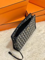 30 Montaigne Classic Toiletry Clutch – Size 30 - Image 8