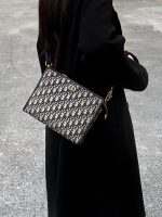 30 Montaigne Classic Toiletry Clutch – Size 30 - Image 10