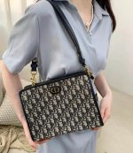 30 Montaigne Classic Toiletry Clutch – Size 30 - Image 11