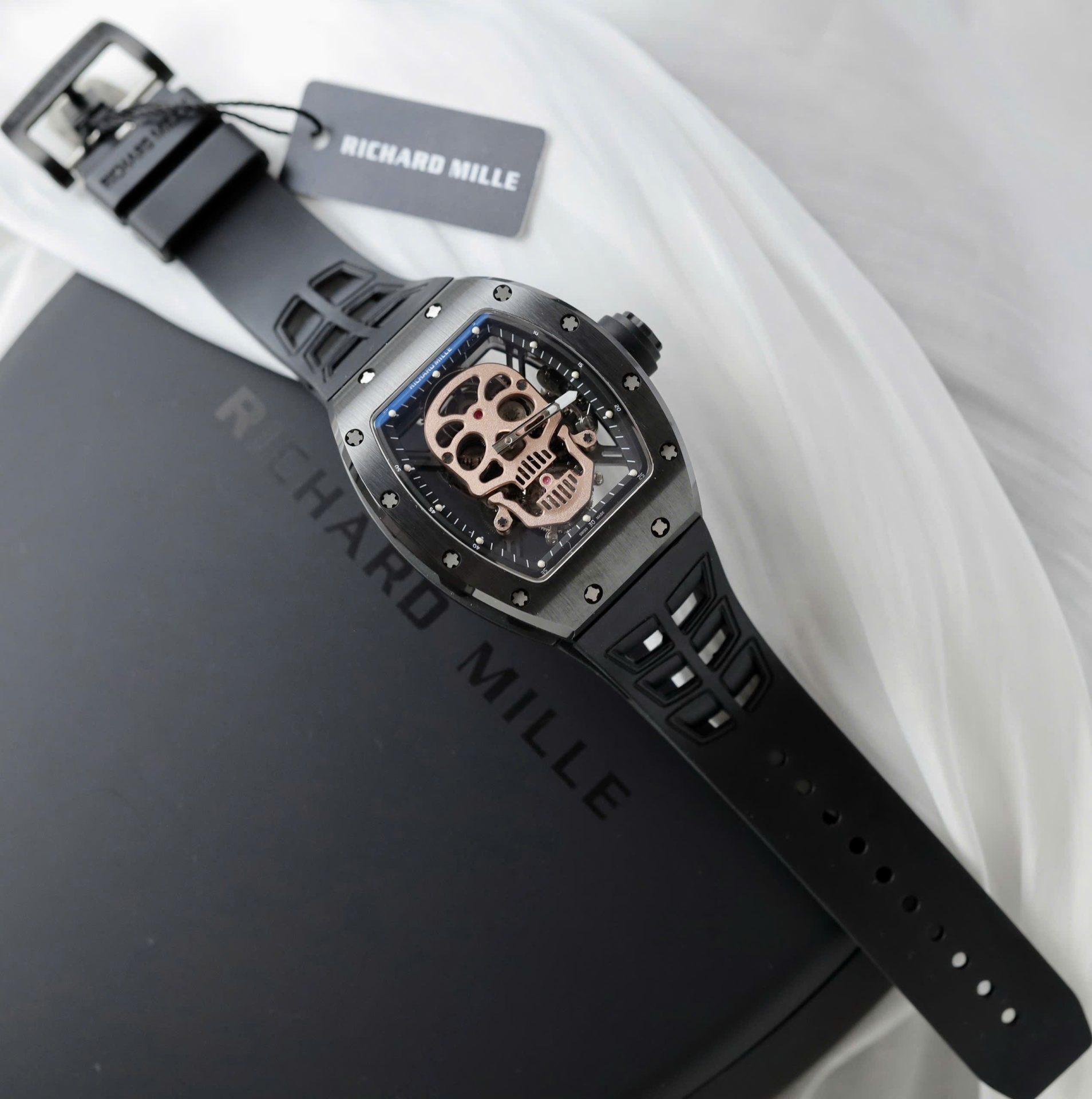 Dong-Ho-Richard-Mille-Che-Tac-RM052-Skull-Tourbillon-Vo-Gom-Den-Day-Cao-Su-43mm-9.jpg Richard Mille High End Watch Replica RM052 Skull Tourbillon Black Ceramic Rubber Strap 43mm - Image 1