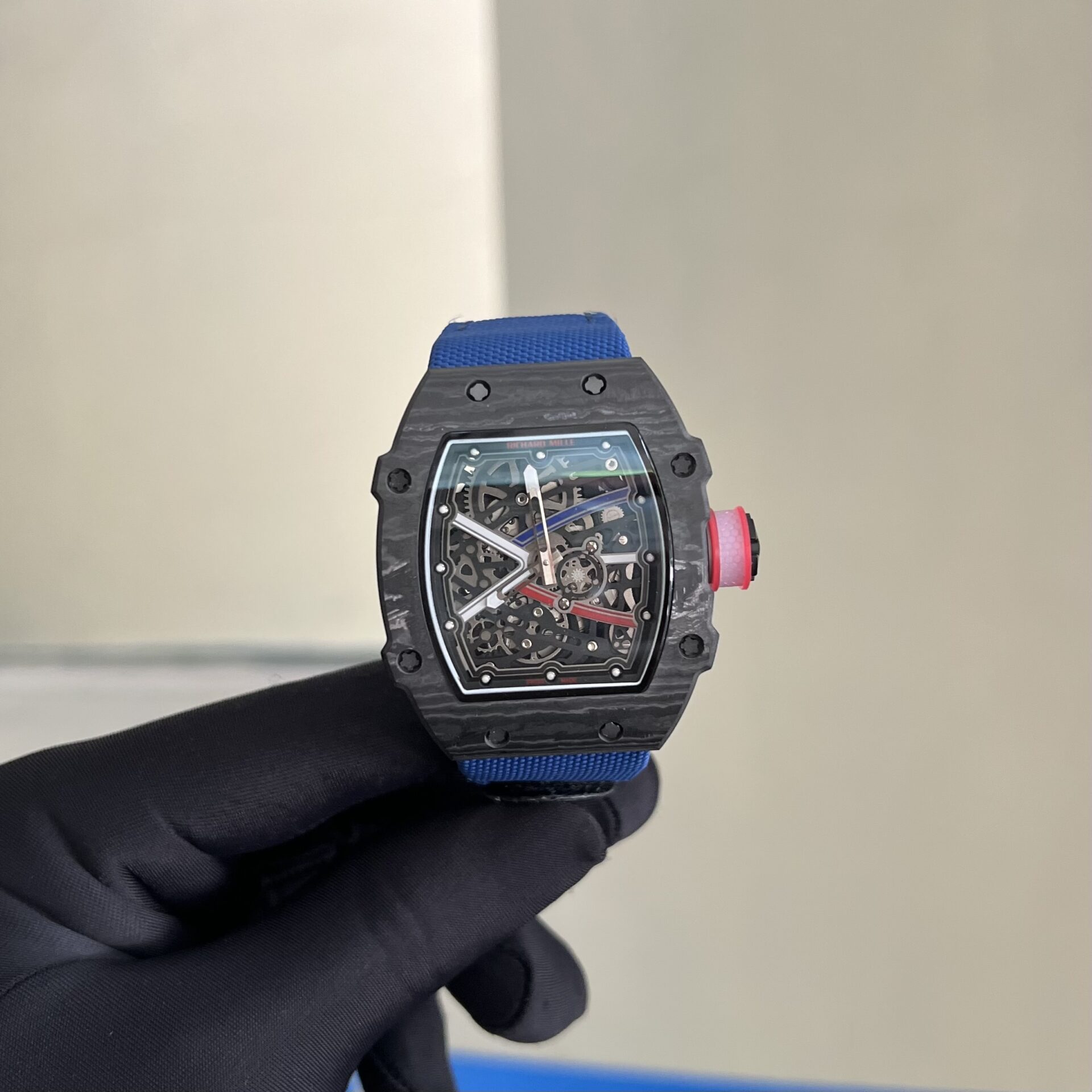 Dong-Ho-Richard-Mille-Fake-Cao-Cap-RM67-02-Day-Vai-Mau-Xanh-Duong-39x48mm-1.jpg Richard Mille Fake Watch RM67-02 Carbon Shell Automatic 39x48mm - Image 1