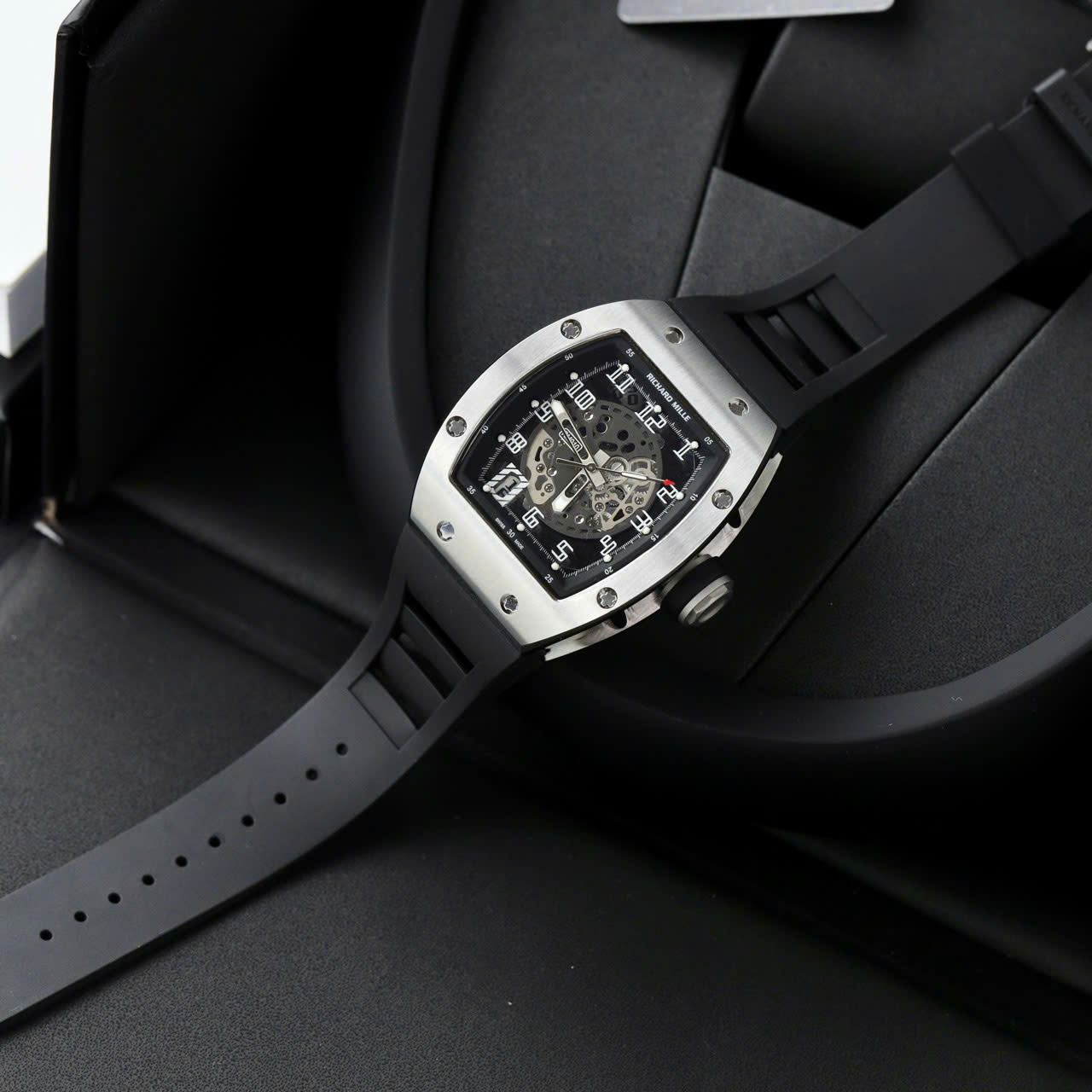 Dong-Ho-Richard-Mille-Replica-11-RM010-Day-Cao-Su-Mau-Den-40mm-9.jpg Richard Mille Luxury Fake Watch RM010 Black Rubber Strap 40mm - Image 1