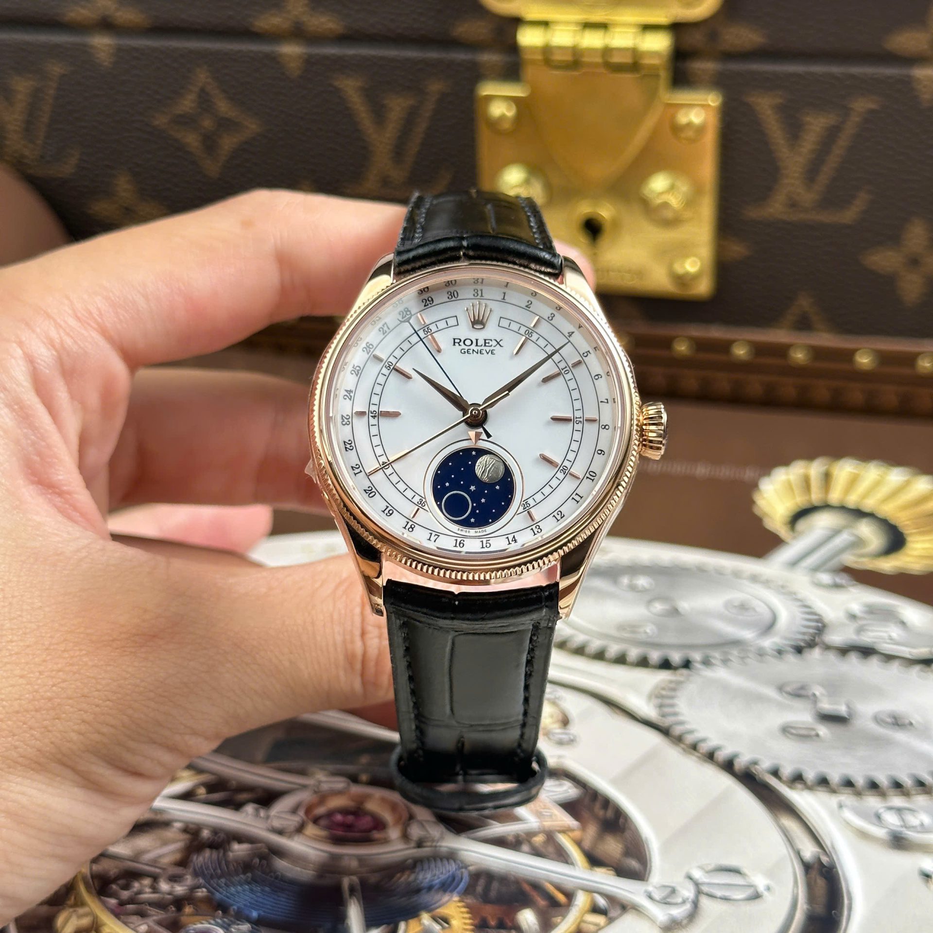 Dong-Ho-Rolex-Cellini-Moonphase-50535-Replica-11-Ma-Vang-Hong-Day-Da-Den-Xuong-KZ-39mm-1.jpg Rolex Cellini Moonphase 50535 Rose Gold Replica Watches Black Leather Strap KZ Factory 39mm - Image 1