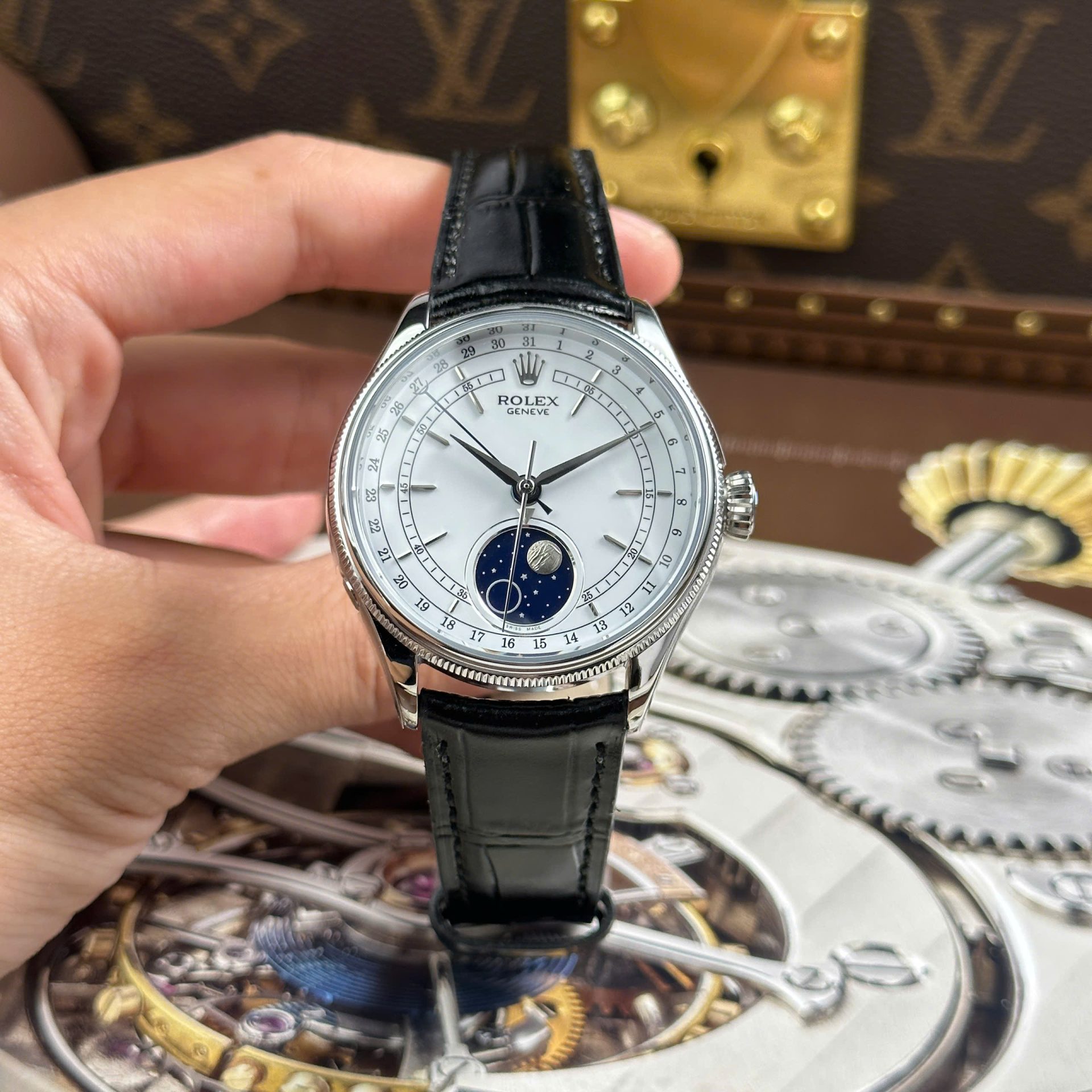 Dong-Ho-Rolex-Cellini-Moonphase-50535-Replica-11-Mat-Trang-May-Co-Thuy-Sy-Xuong-KZ-39mm-1.jpg Rolex Cellini Moonphase 50535 Knock Off Watches White Dial Automatic Movement KZ Factory 39mm - Image 1