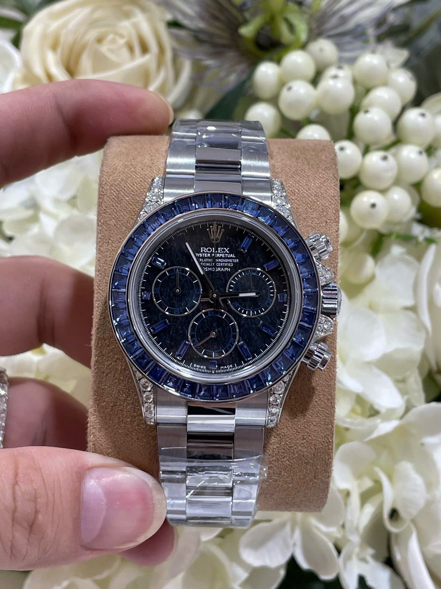 Dong-Ho-Rolex-Che-Tac-Daytona-126599TSA-Boc-Vang-Trang-18K-Da-Sapphire-Xanh-Nhan-Tao-40mm-9.jpg Rolex Daytona 126599TSA Luxury Fake Watches 18K Gold Wrapped + Synthetic Blue Sapphire Custom 40mm - Image 1