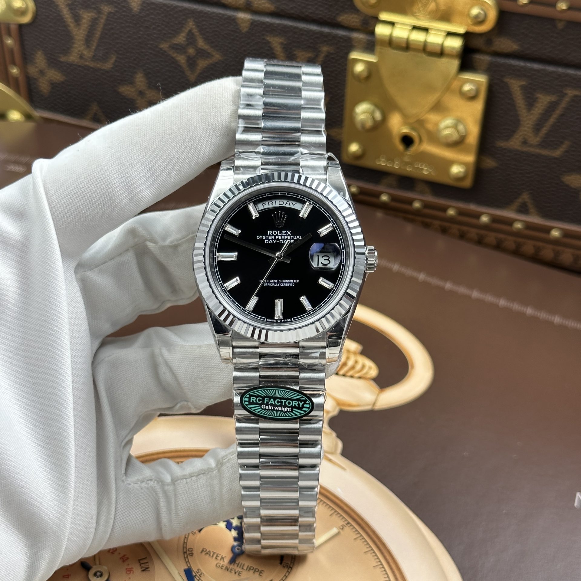 Dong-Ho-Rolex-Day-Date-Che-Tac-Mat-Den-Coc-So-Da-Baguette-Bo-Chuyen-Dong-Calibre-3255-Xuong-RC-40mm-14.jpg Rolex Day-Date Best Replica Watches Black Dial Calibre 3255 Movement RC Factory 40mm - Image 1