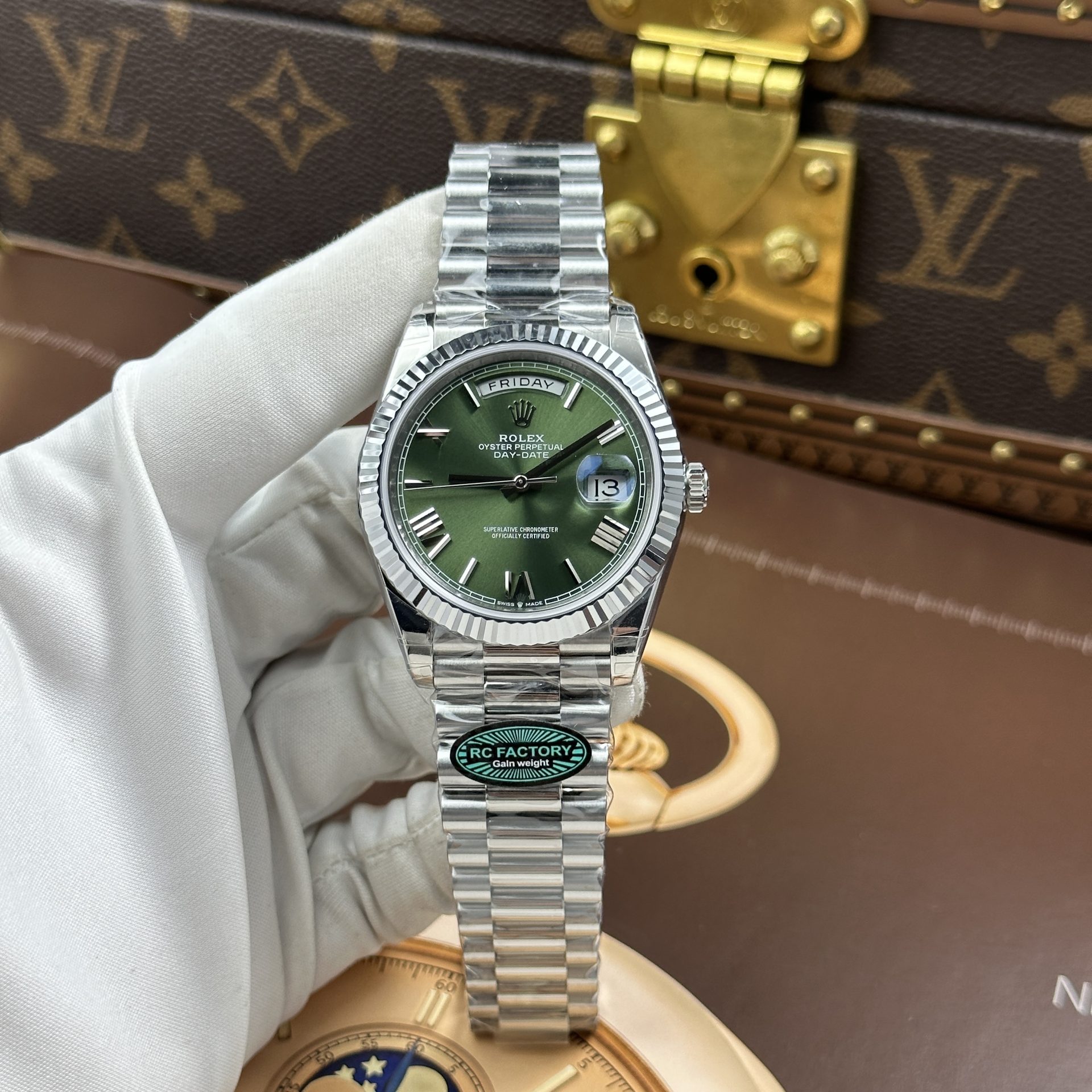 Dong-Ho-Rolex-Day-Date-Che-Tac-Mat-Xanh-La-Cay-Tinh-Chinh-Trong-Luong-212-Gram-Nha-May-RC-40mm-13.jpg Rolex Day-Date Knock Off Watches Green Dial Weight 212 Grams RC Factory 40mm - Image 1