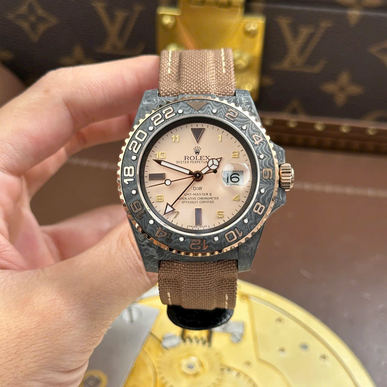 Dong-Ho-Rolex-GMT-Master-II-DiW-Replica-11-Vo-Carbon-Den-Mat-Hong-May-Co-Thuy-Sy-40mm-1.jpg Rolex GMT-Master II DiW Replica Watches Pink Dial Automatic Movement 40mm - Image 1