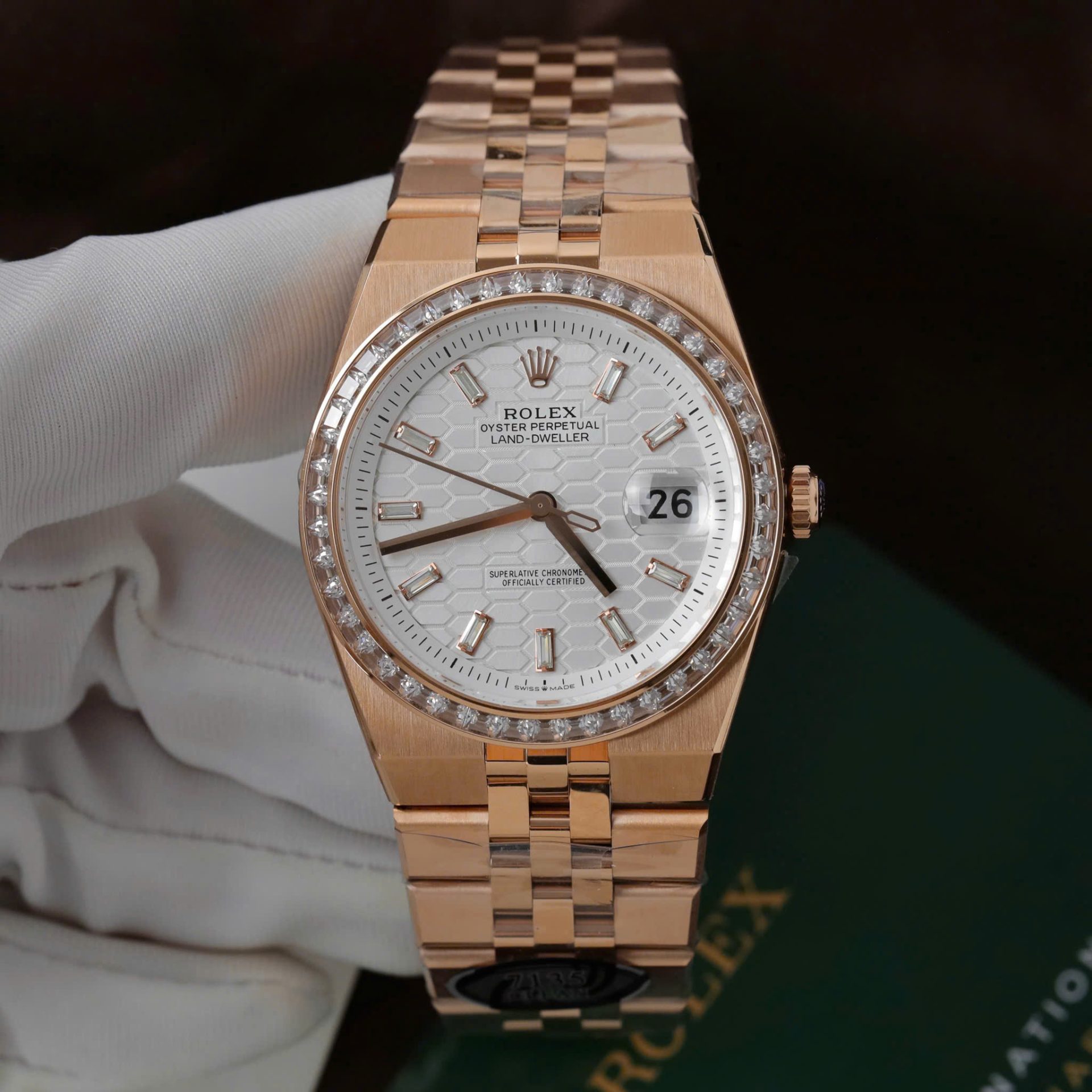 Dong-Ho-Rolex-Land-Dweller-127334-Che-Tac-Mat-Trang-Hoa-Tiet-To-Ong-Dinh-Da-Baguette-40mm-3.jpg Rolex Land-Dweller 127334 White Dial Honeycomb Pattern Replica Watches Diamonds CZ Baguette Custom 40mm - Image 1