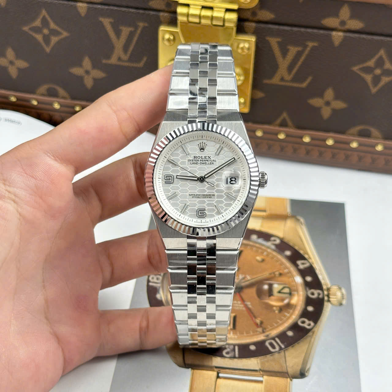 Dong-Ho-Rolex-Land-Dweller-127334-Replica-11-Mat-Trang-Hoa-Tiet-To-Ong-2.jpg Rolex Land-Dweller 127334 Imitation Watches White Dial Honeycomb Pattern 40mm - Image 1