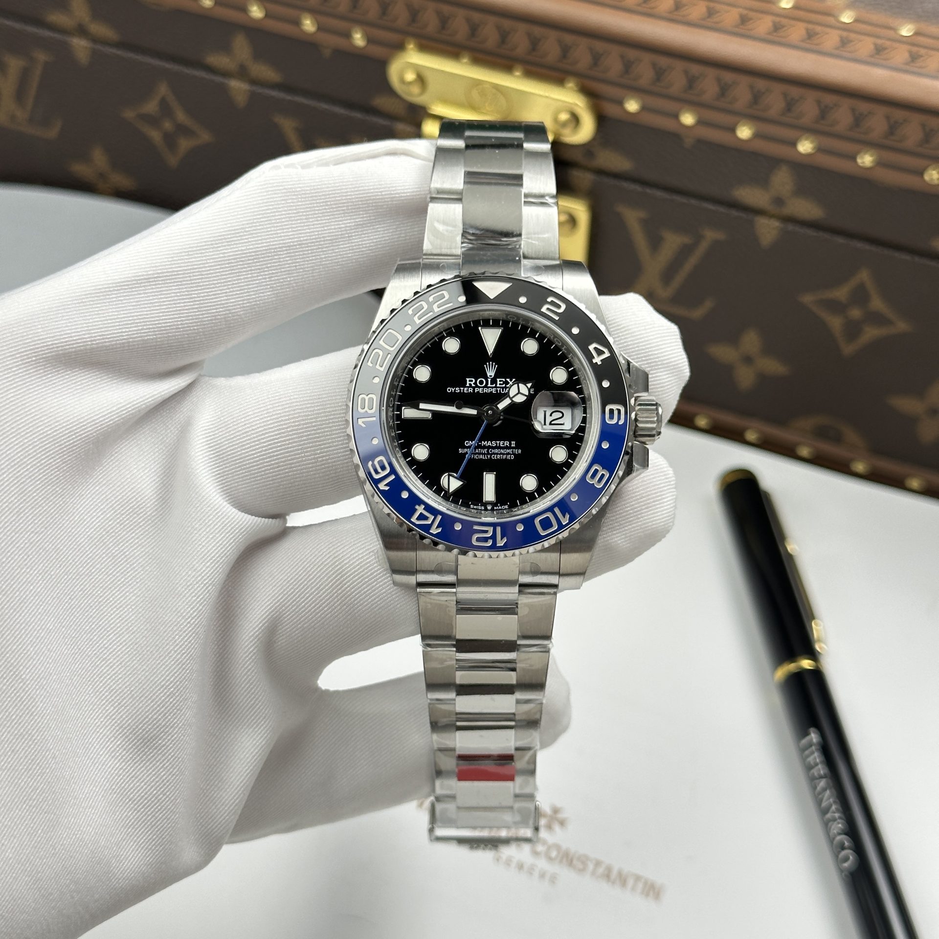 Dong-Ho-Rolex-Rep-11-GMT-Master-II-126710BLNR-Batgirl-Bo-May-Calibre-3285-Day-Oyster-Xuong-VS-40mm-1.jpg Rolex Imitation Watches GMT-Master II 126710BLNR Batgirl Calibre 3285 Movement Oyster Strap VSF 40mm - Image 1