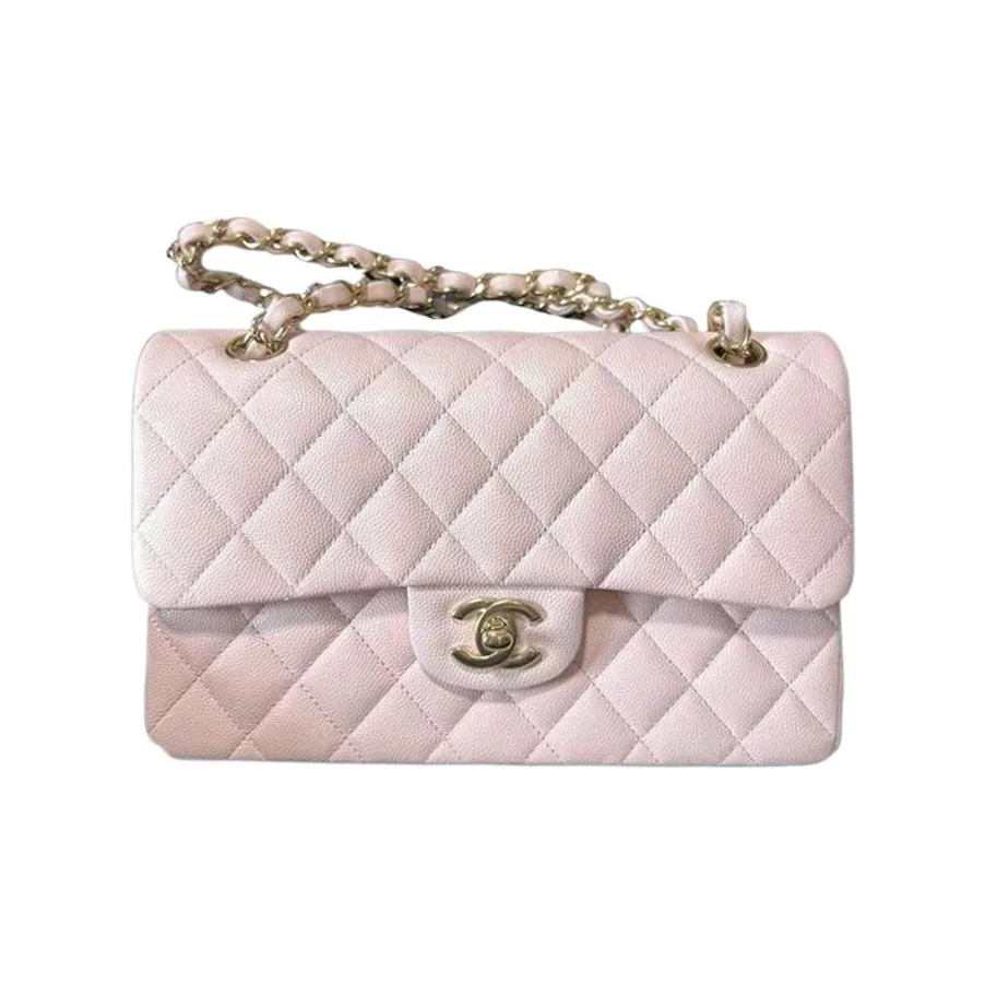a597aaf56867411fb955e19ab5716d71.webp Chanel Classic Flap Small (23cm) – Pink Caviar Leather with Gold-Tone Metal - Image 1