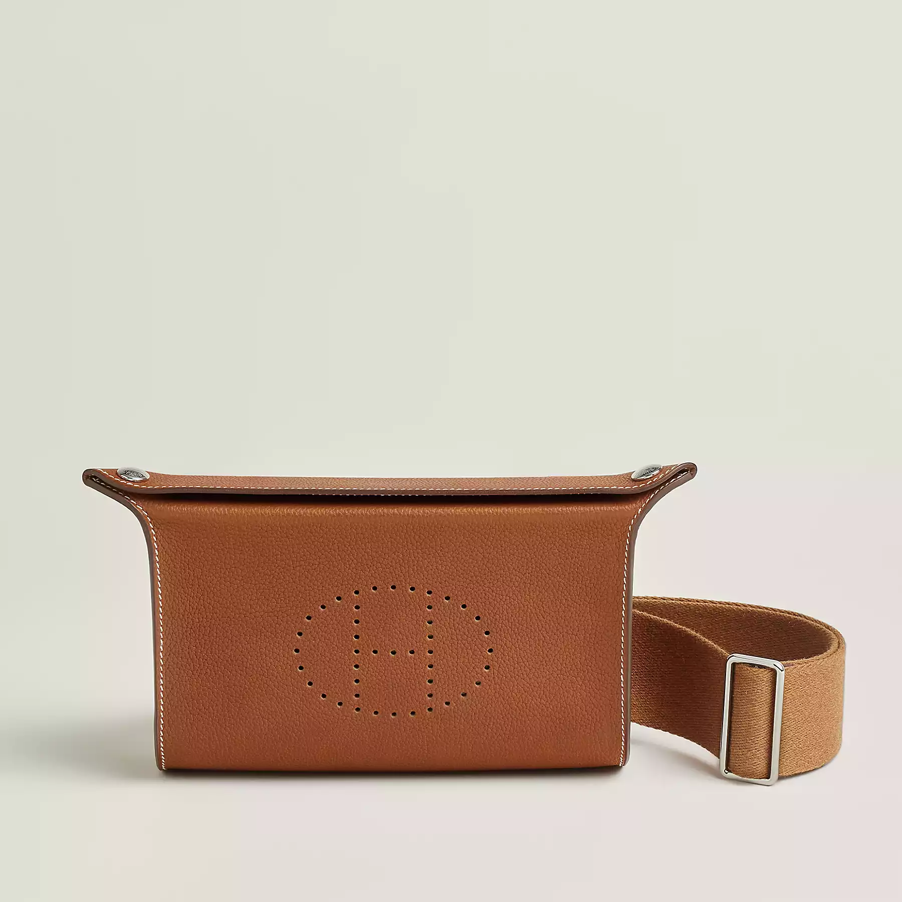 hermes-videpoches-bag-084151CKAC-worn-1-0-0-1800-1800-q50_g.webp Hermès Videpoches bag H084151CKAC - Image 1